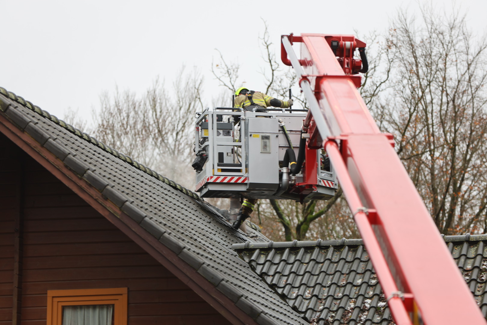 Brand in schoorsteen van campinggebouw slaat om zich heen