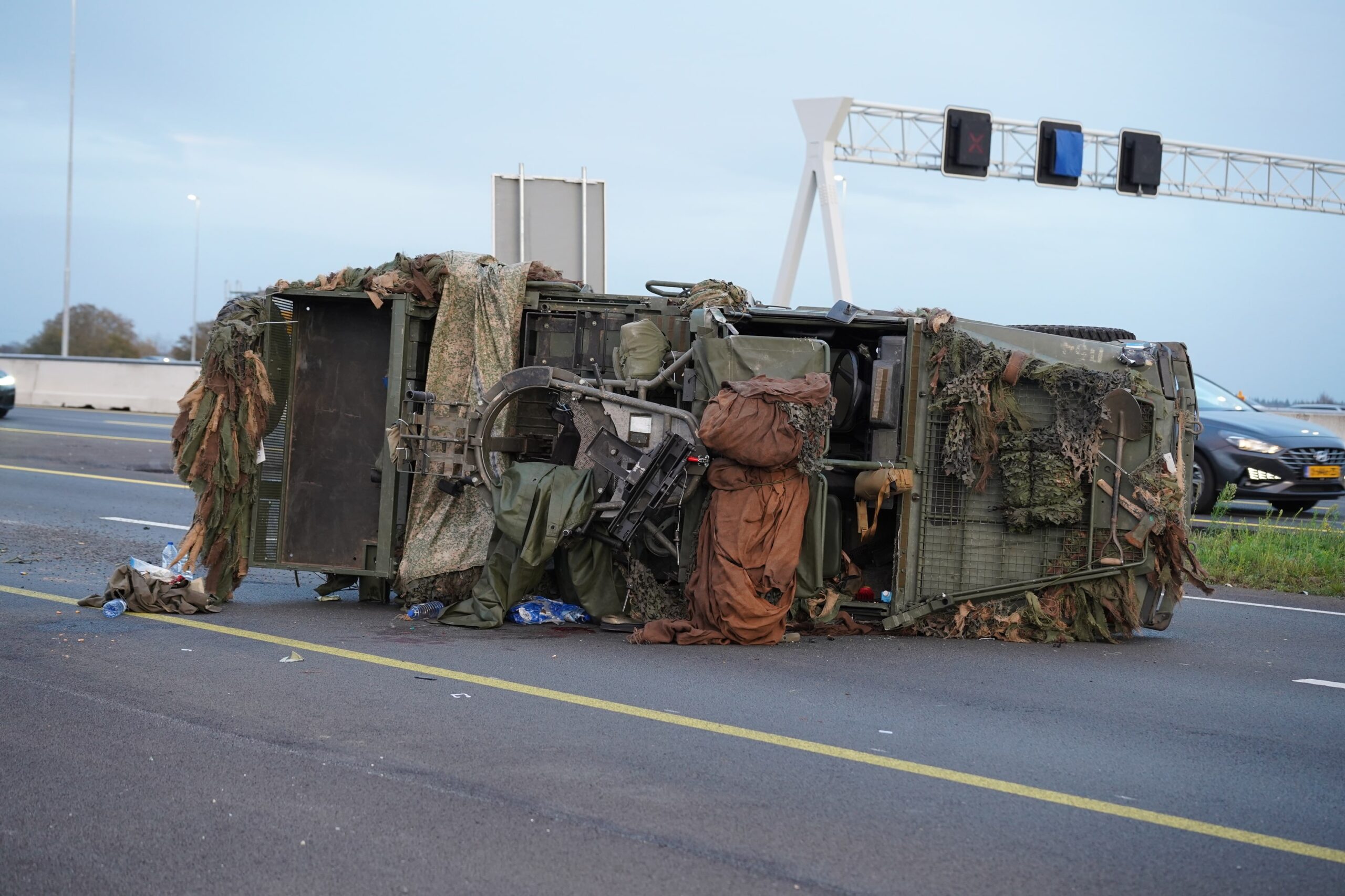 Militair gewond omdat voertuig kantelt op A1 bij Apeldoorn, afrit van snelweg dicht