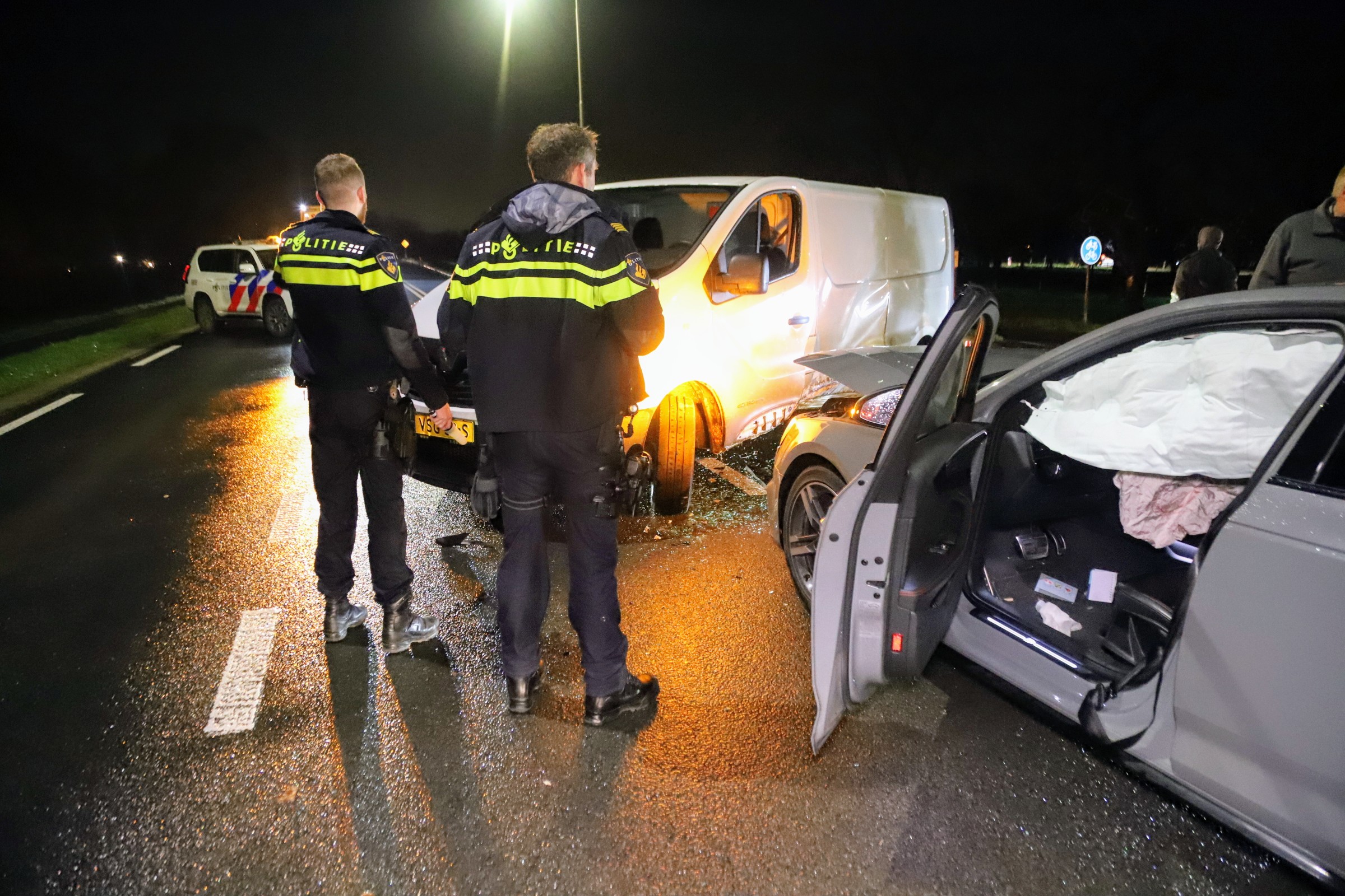 Flinke schade bij ongeval tussen auto en busje