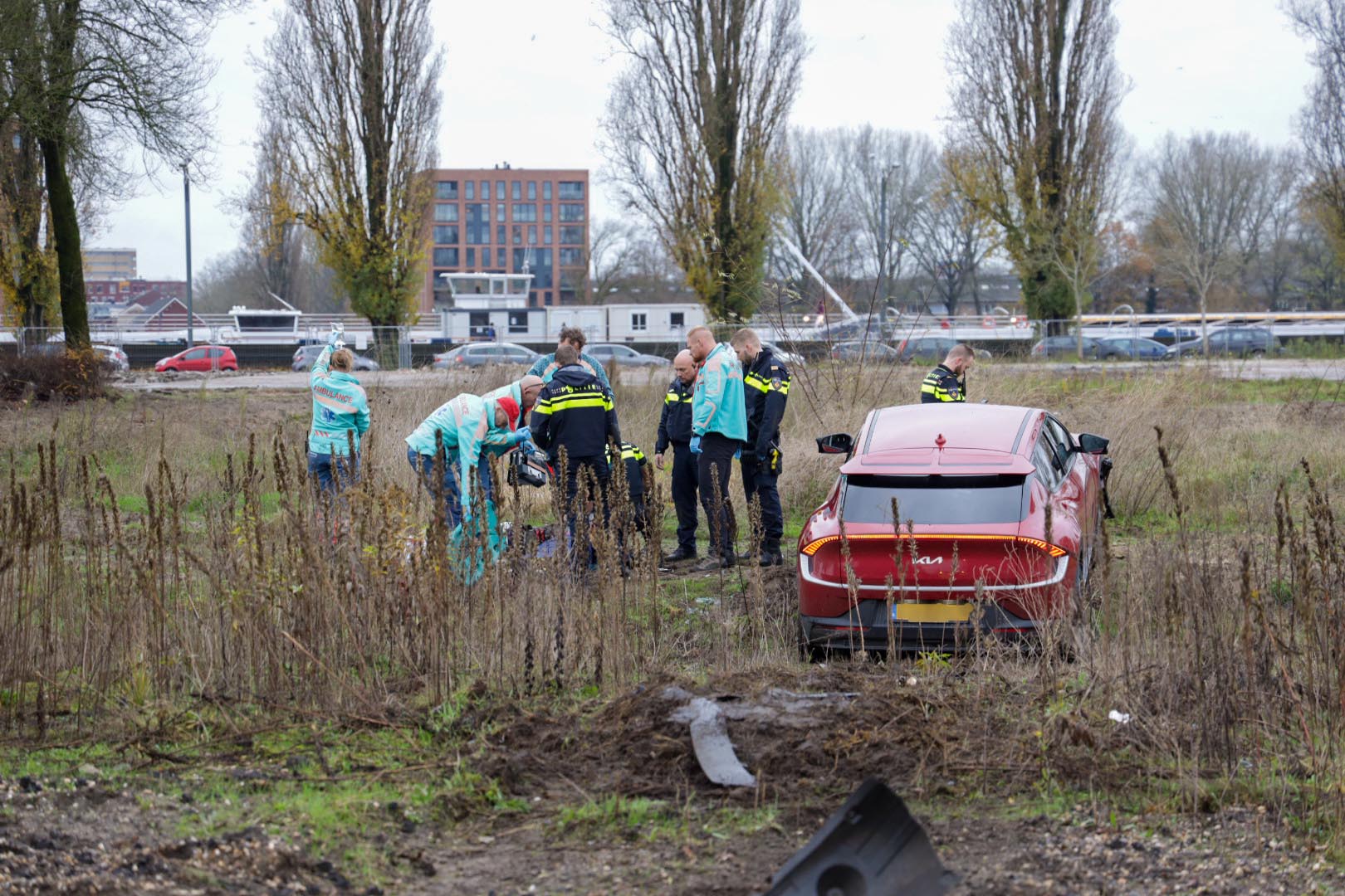 Automobilist vliegt dwars over de weg en komt pas na 25 meter tot stilstand