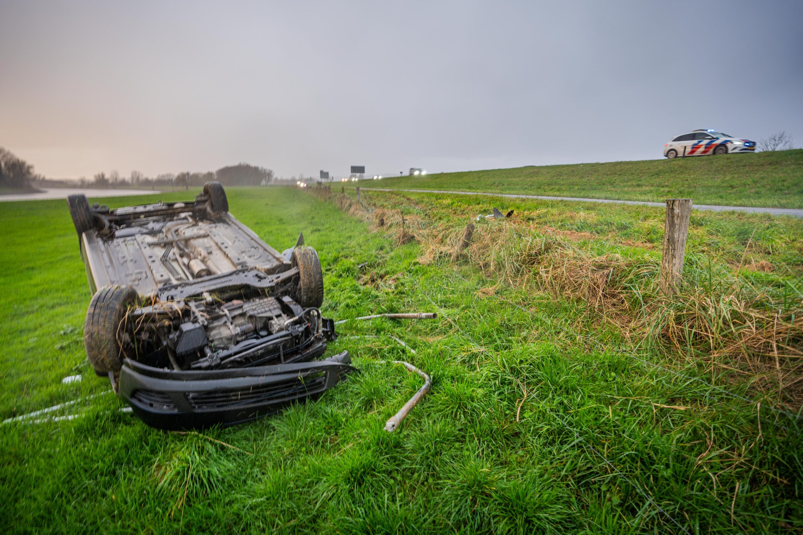 Automobilist raakt van A348 af en belandt in weiland