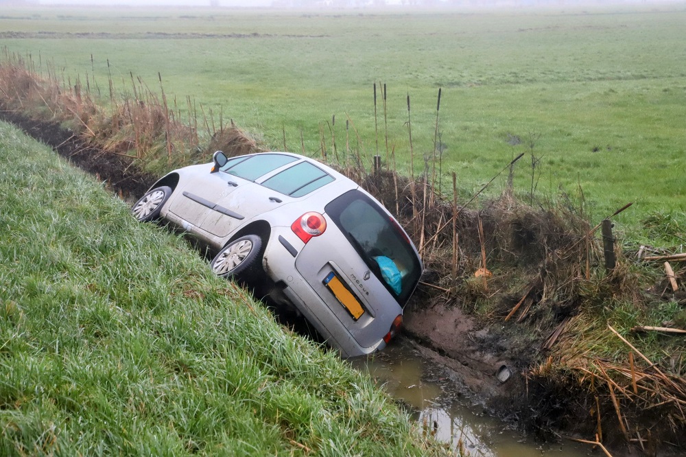 Automobilist belandt op zijkant in sloot