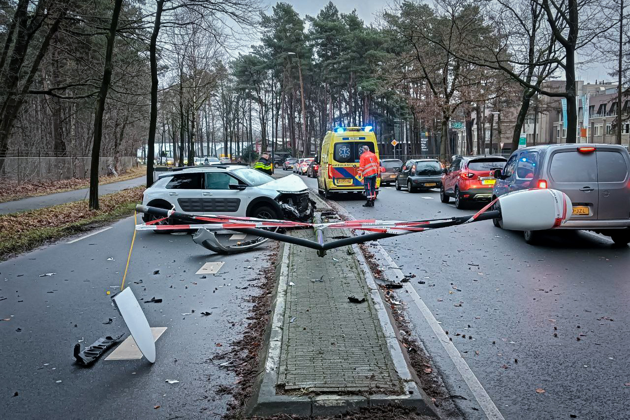 Auto botst tegen lantaarnpaal, bestuurder lichtgewond