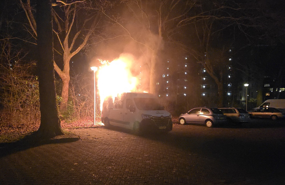 Bestelbus door brand verwoest, mogelijk brandstichting