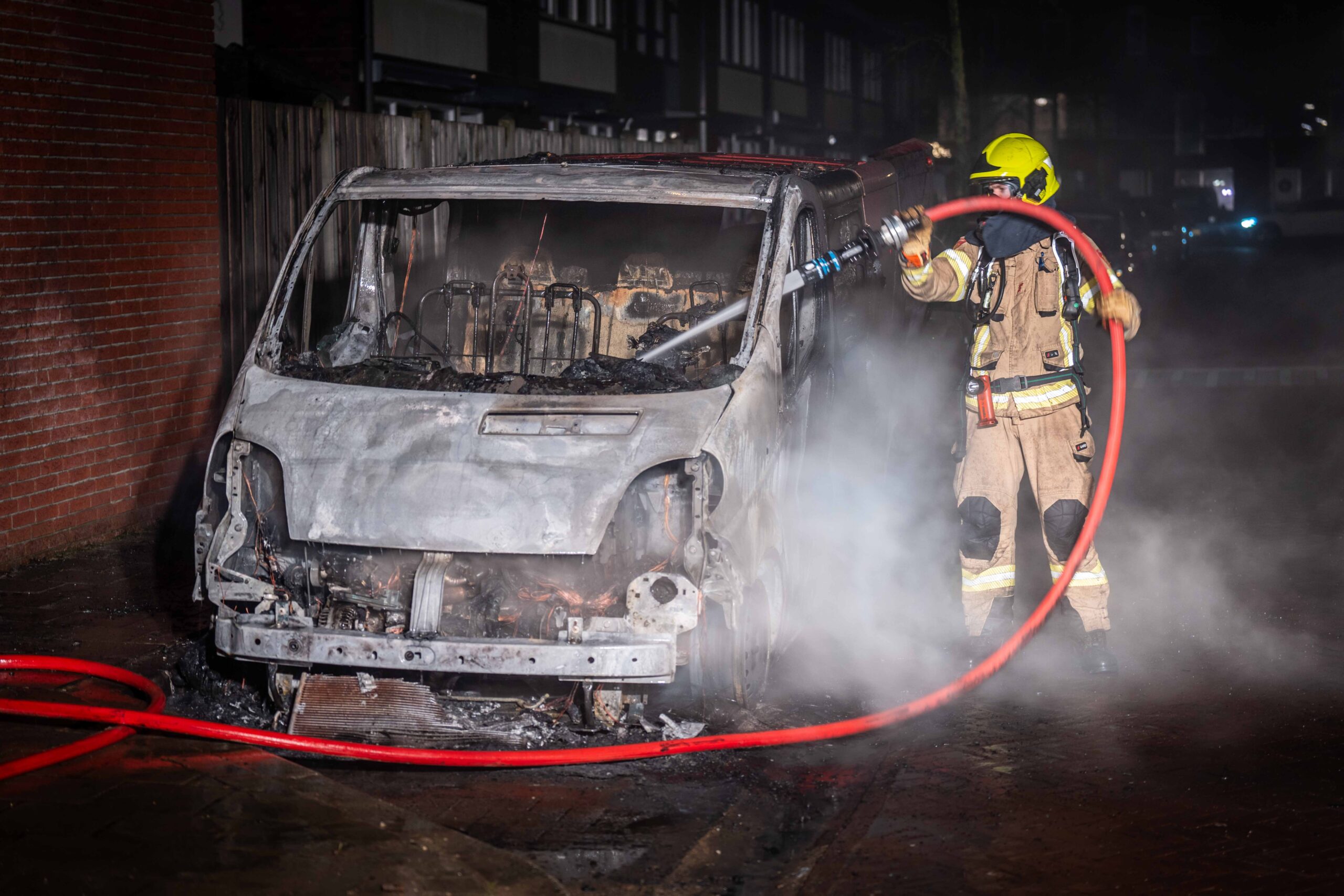 Bestelbus verwoest door brand in Arnhem