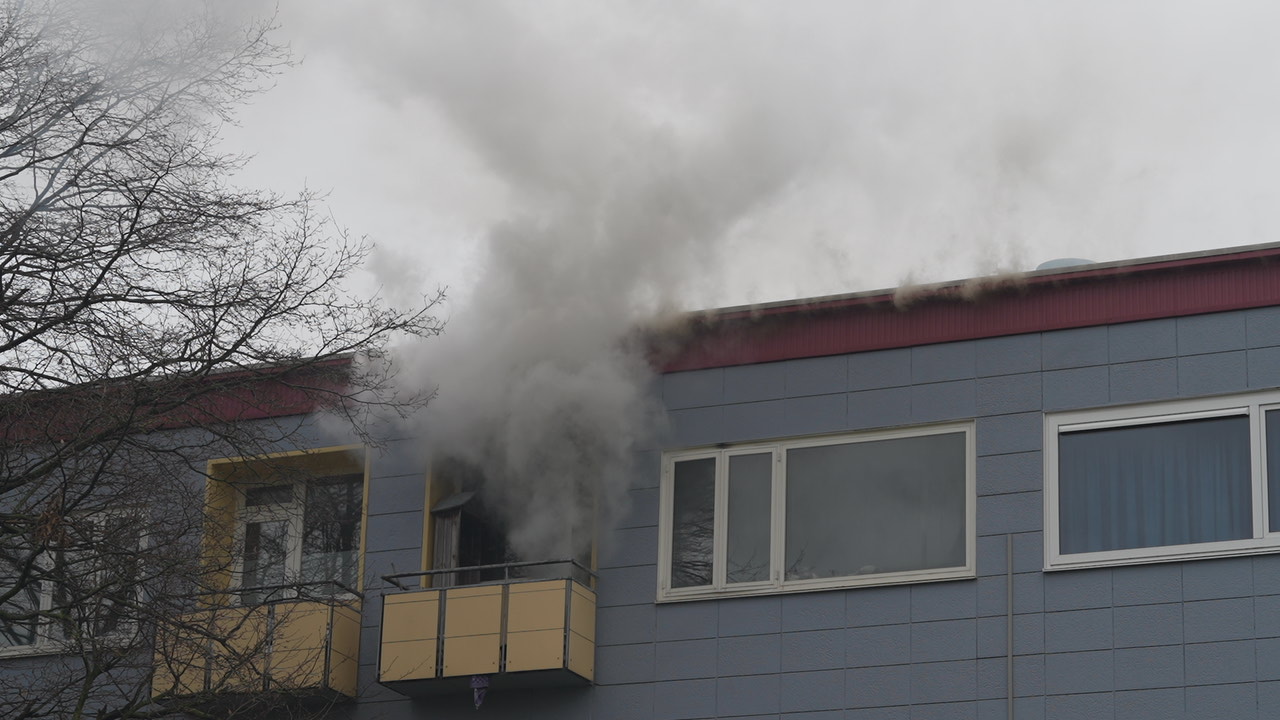 Vrouw gewond door woningbrand, bewoners acht appartementen geëvacueerd