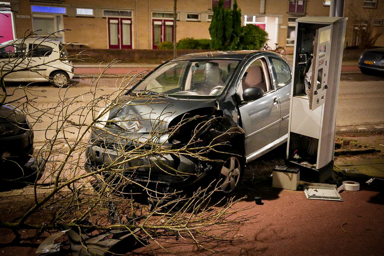 Auto ramt boom, parkeerautomaat en hek