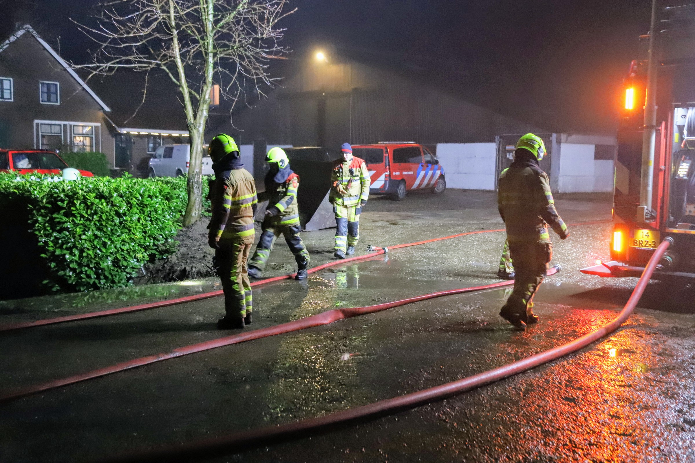 Brand uitgebroken op boerderij, brandweer schaalt op