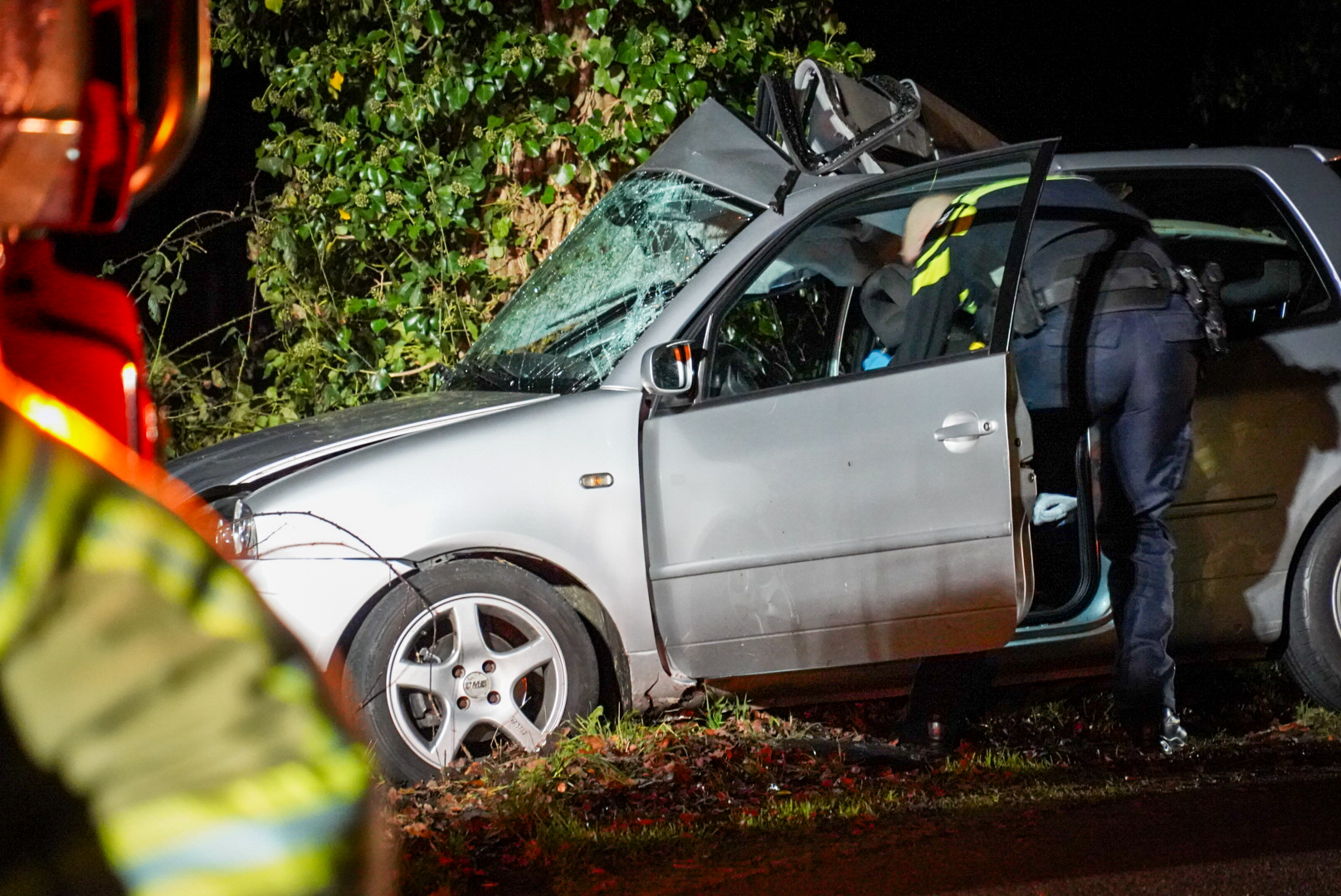 Auto botst tegen boom, meerdere gewonden naar ziekenhuis