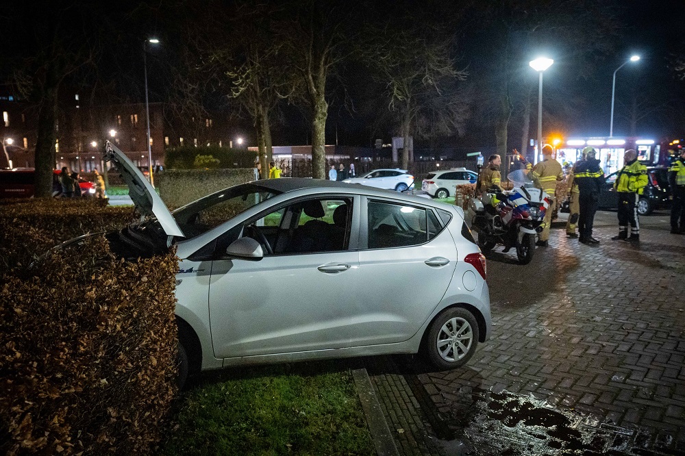 Automobilist rijdt de bosjes in, bestuurder gereanimeerd