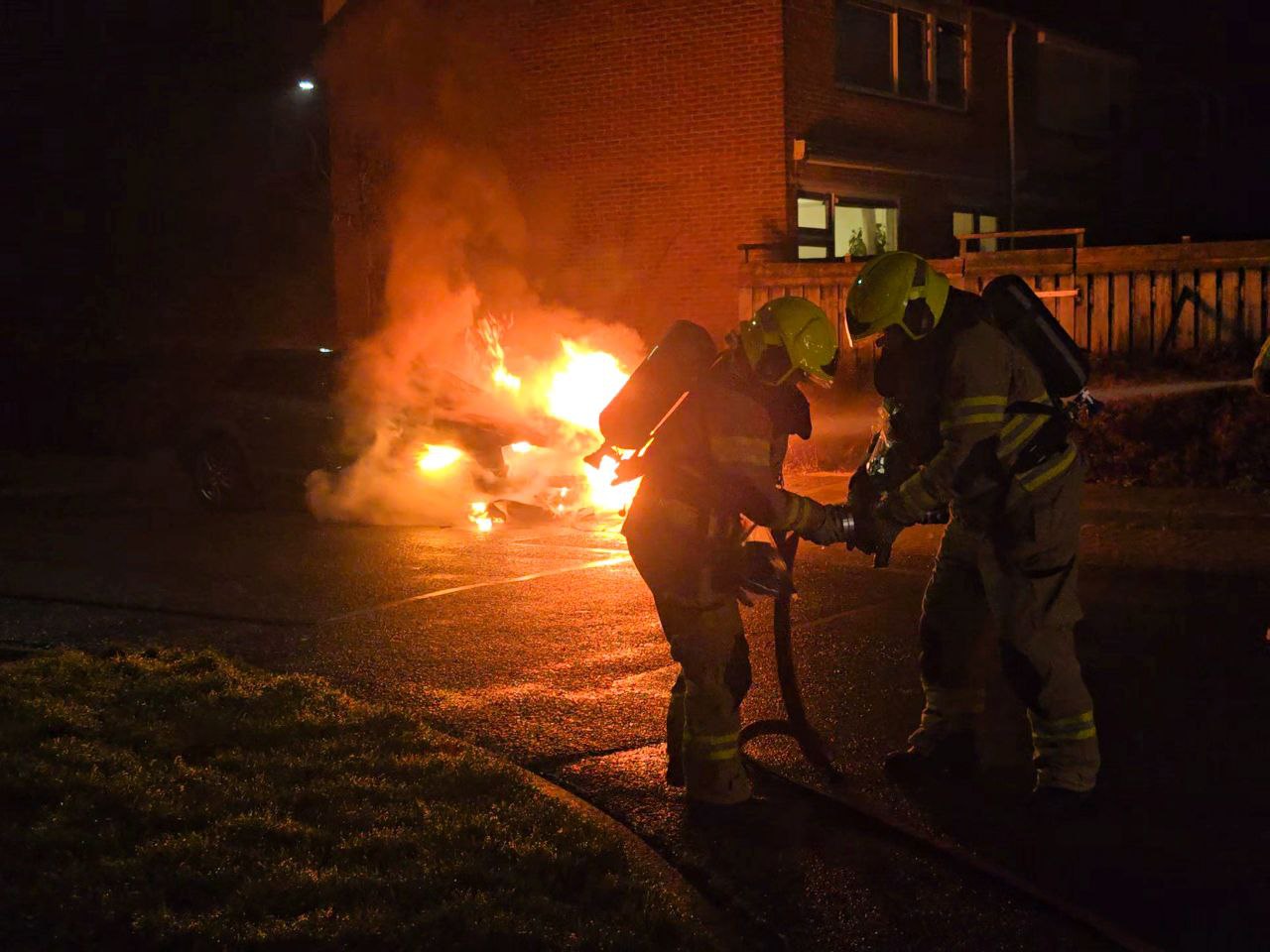 Auto zwaar beschadigd bij brand, oorzaak onbekend