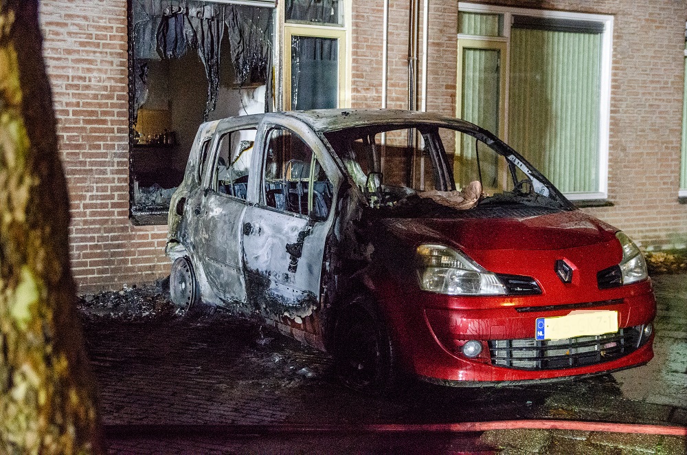 Autobrand zorgt voor veel schade aan woning