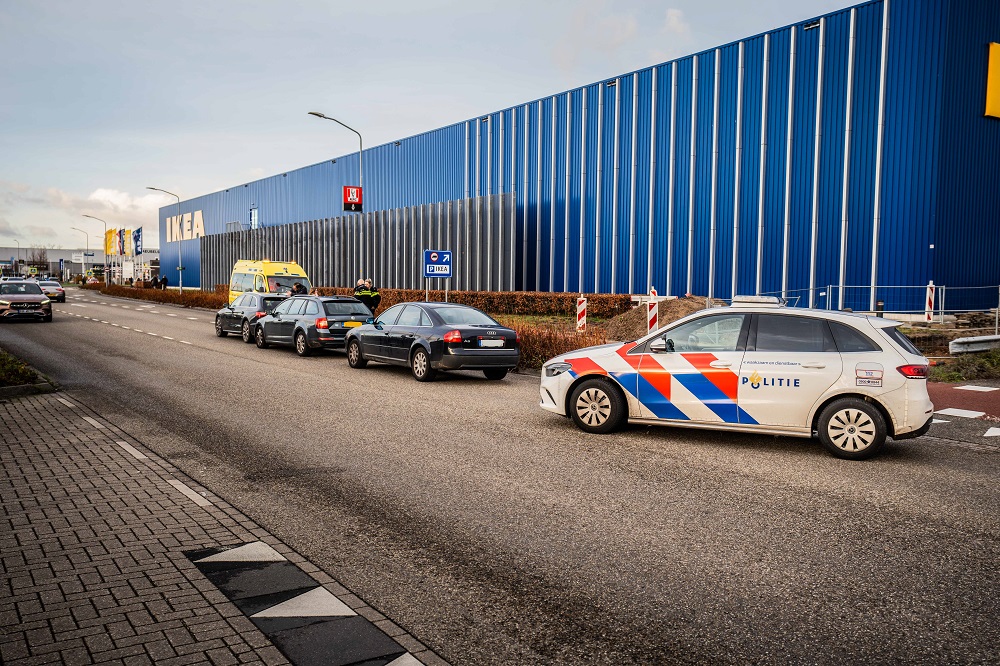 Kettingbotsing tussen drie auto’s bij Ikea Duiven