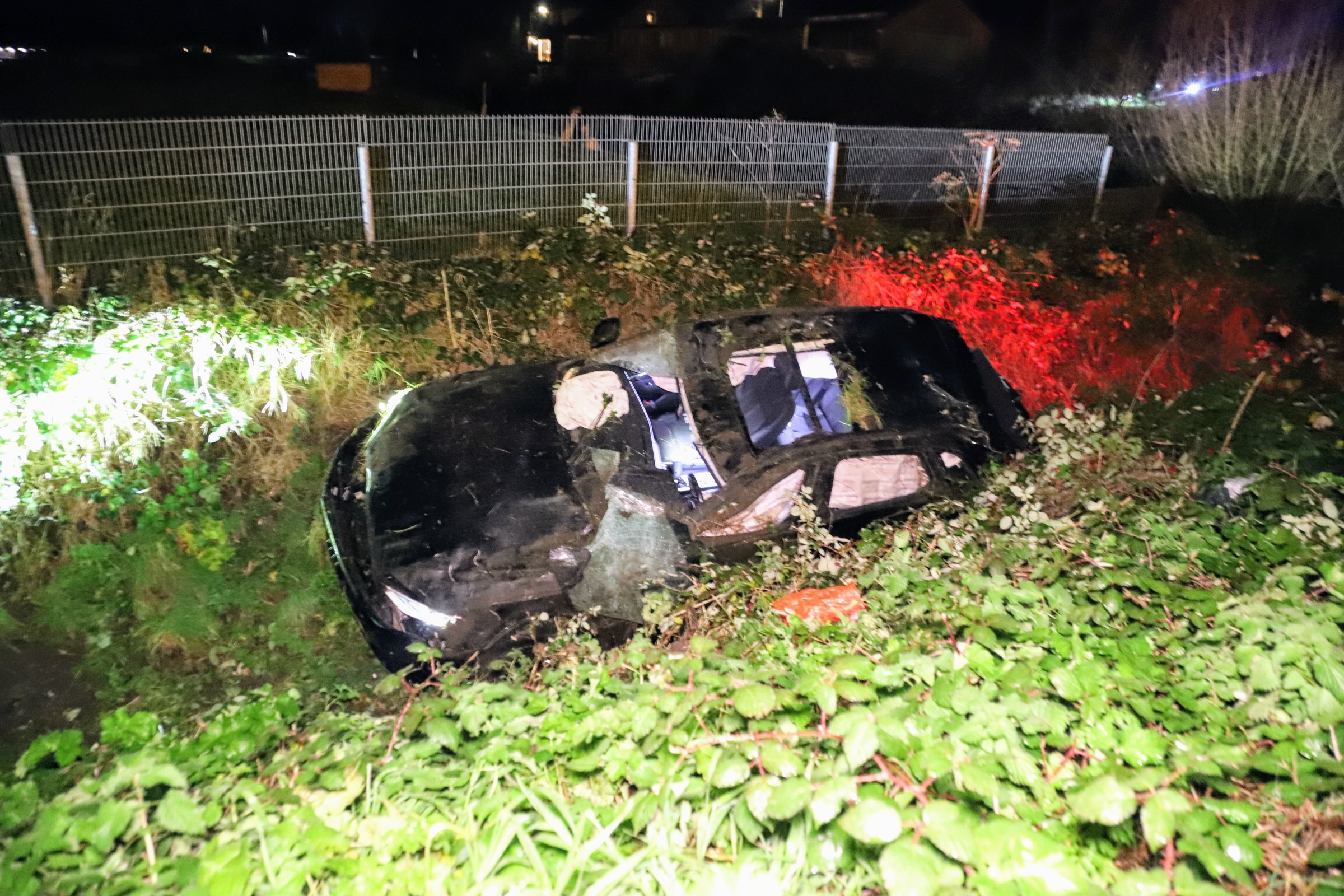 Auto raakt van de weg en belandt naast talud, drie gewonden