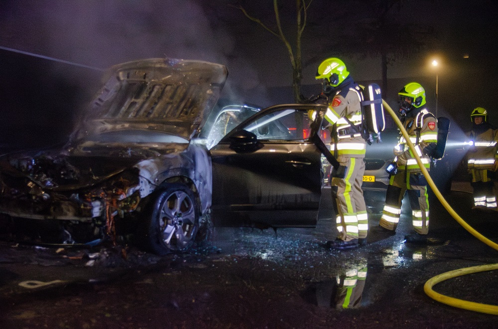 Elektrische auto vat vlam tijdens opladen, twee andere auto’s beschadigd