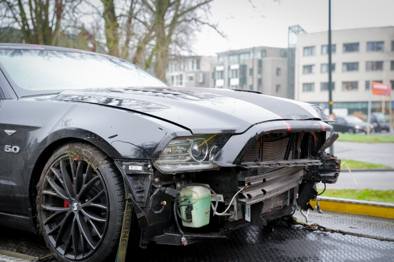 Ford Mustang vliegt uit bocht en crasht