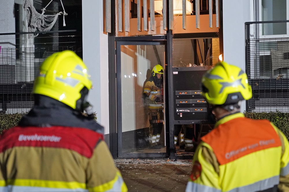 Auto ramt gevel appartementencomplex, verdachte opgepakt