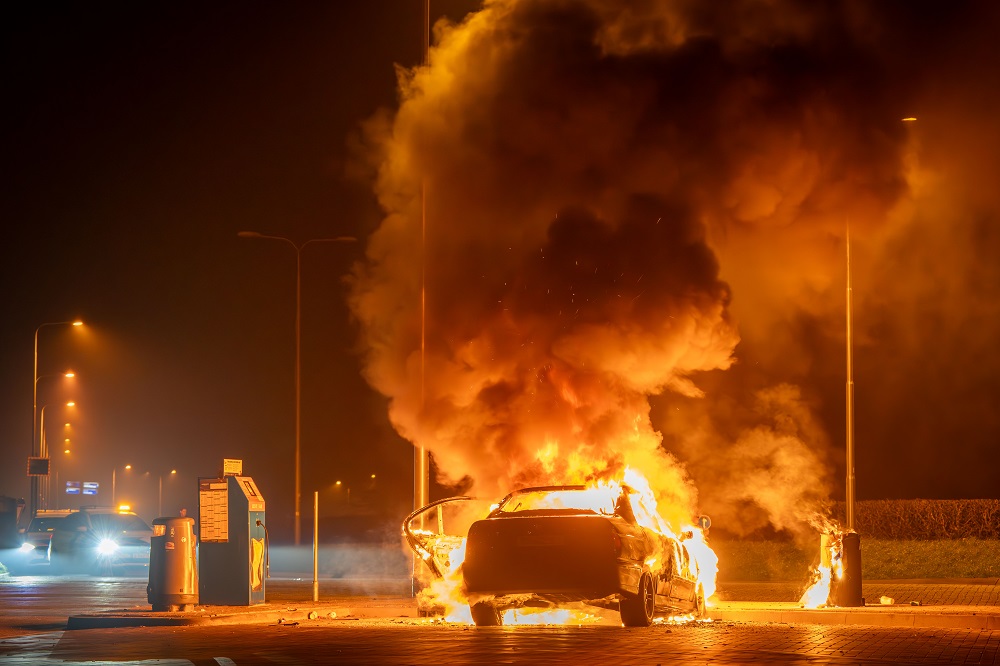 (Video) Auto in lichterlaaie bij tankstation