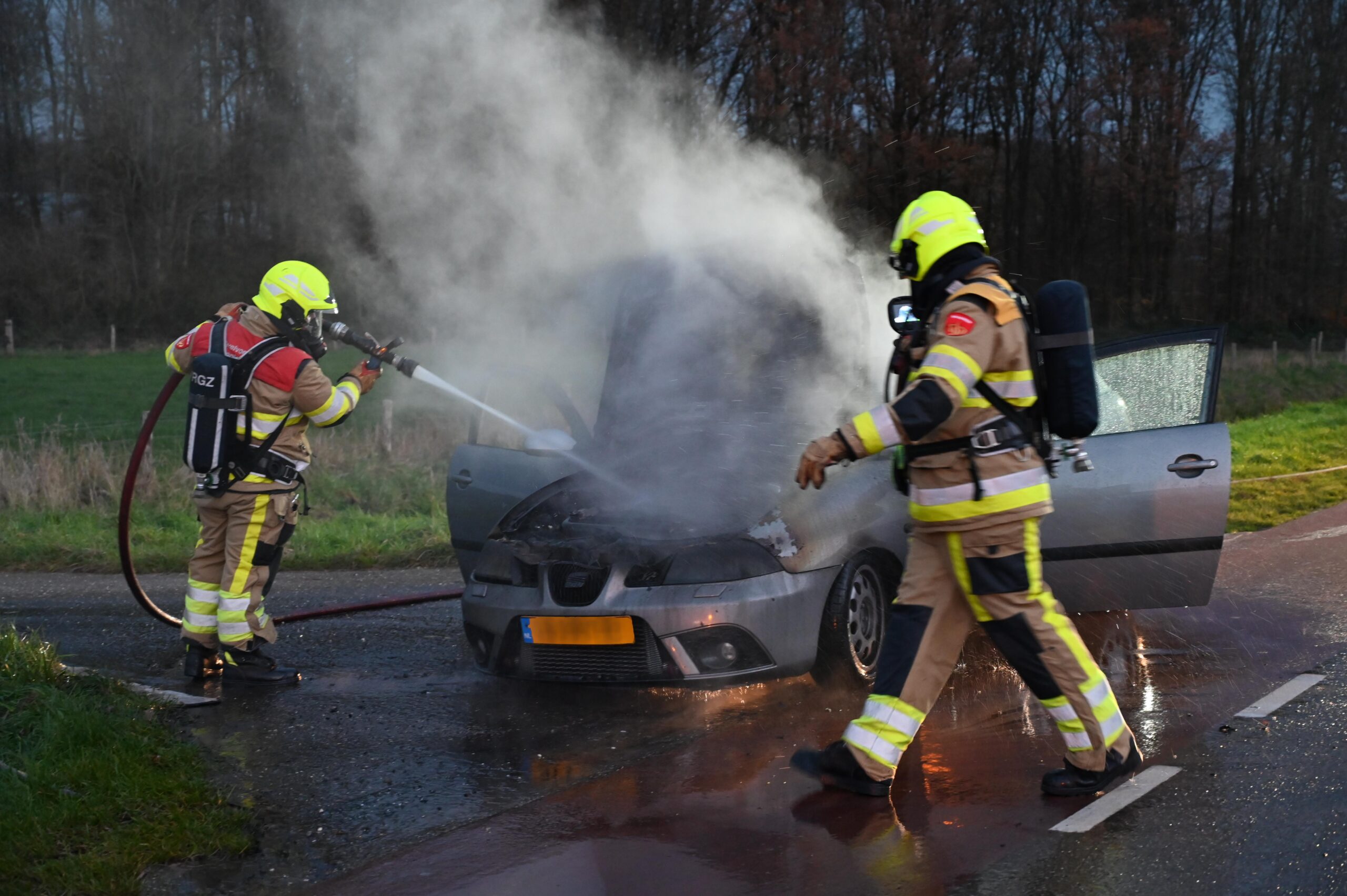 Auto vat vlam tijdens het rijden