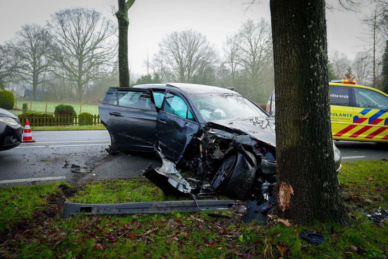 Ravage na ongeval tussen twee auto’s