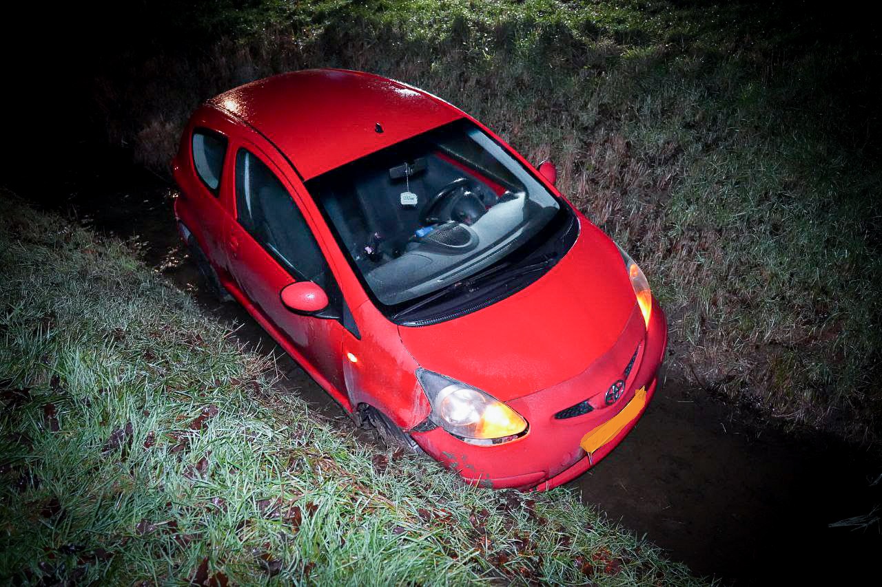 Auto belandt in sloot door inschattingsfout