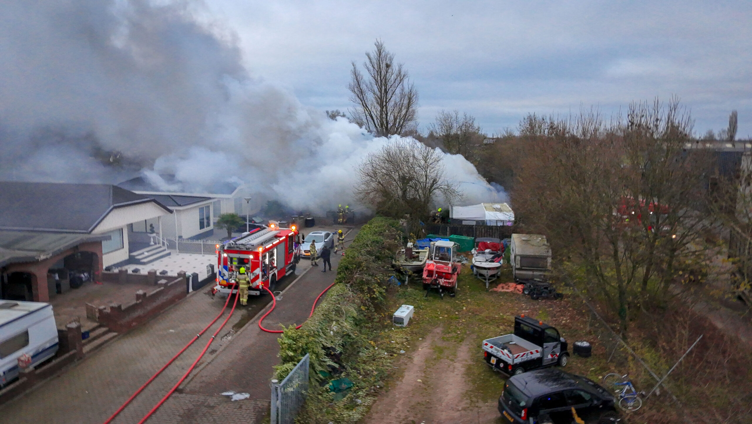 Grote brand op woonwagenkamp, kat uit vlammenzee gered