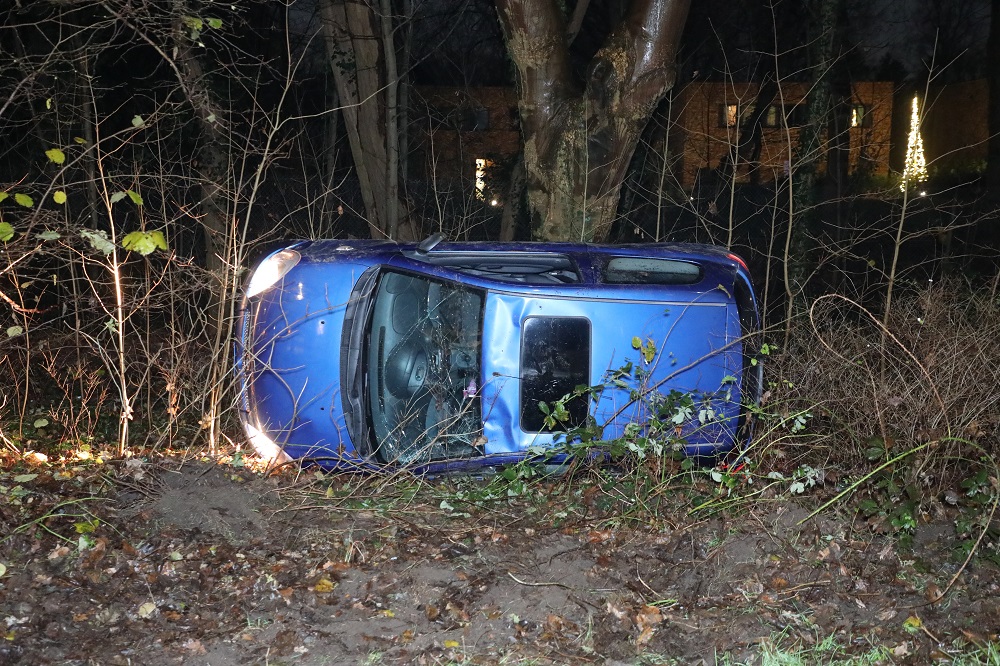 Auto belandt op z’n kant in bosjes in Arnhem