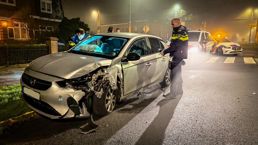 Automobilist vlucht te voet na botsing tegen trolleymast in Arnhem