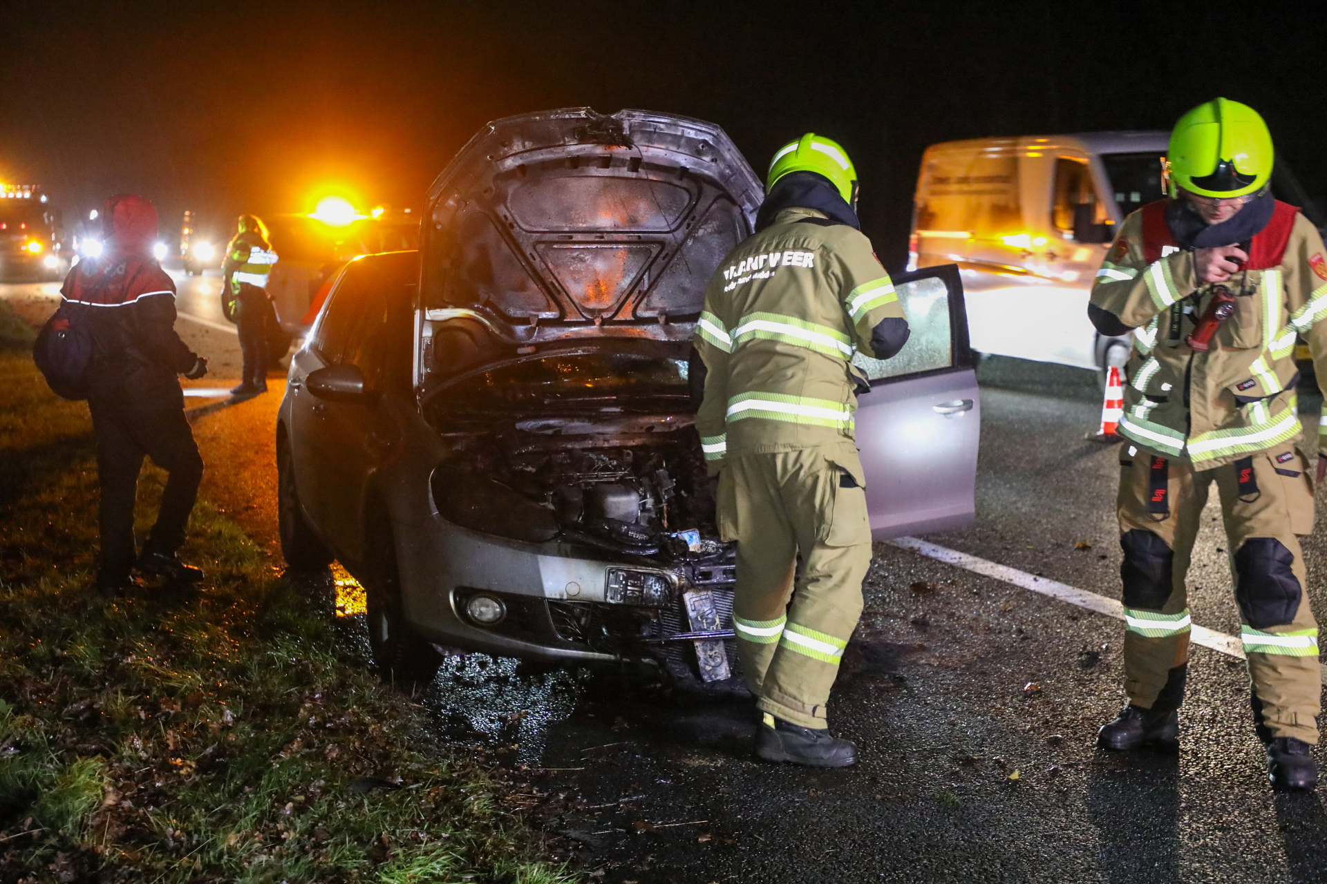 Auto vliegt in brand op snelweg, vrachtwagenchauffeur schiet te hulp