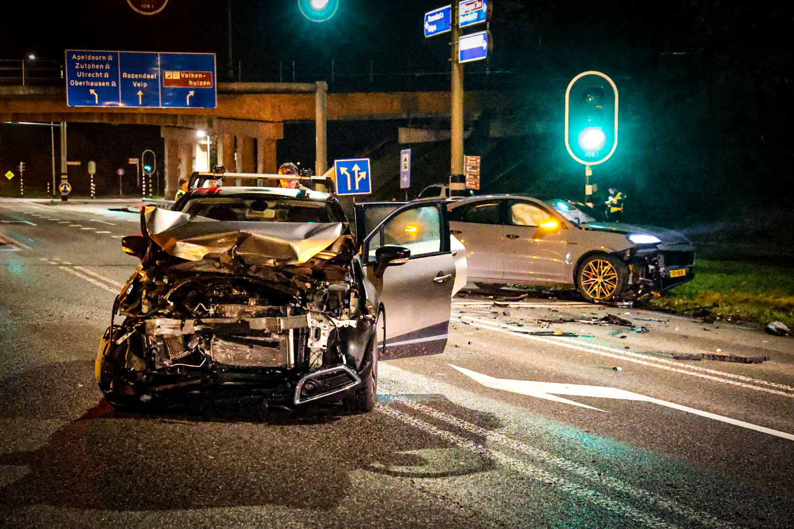 Ravage door botsing bij stoplicht in Arnhem, gewonde naar ziekenhuis