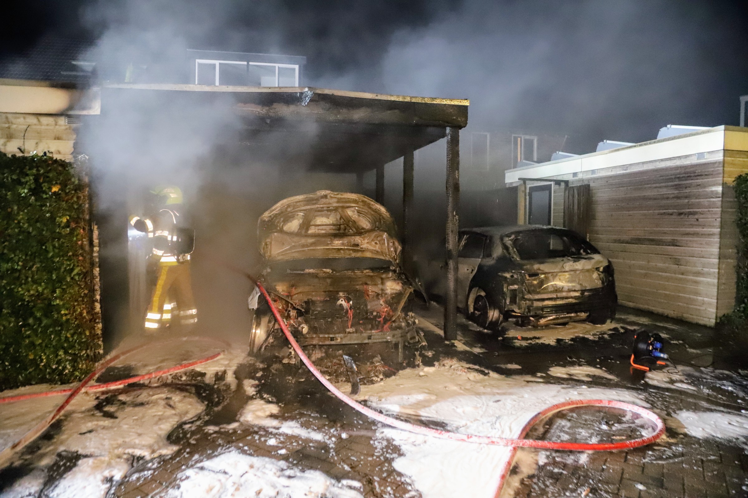 Twee auto’s en carport verwoest door brand