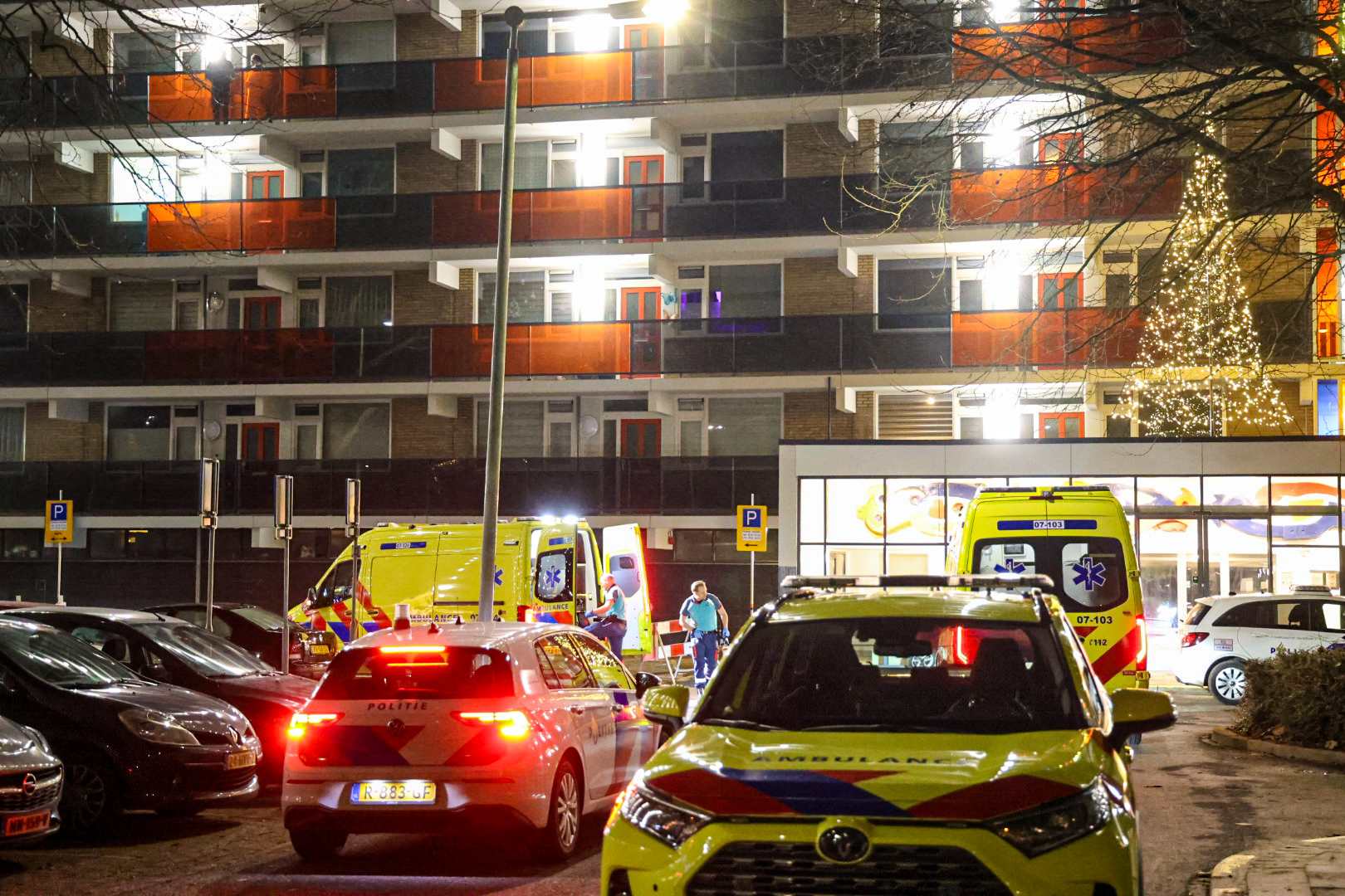 Traumahelikopter landt bij Gelredome na incident in flat