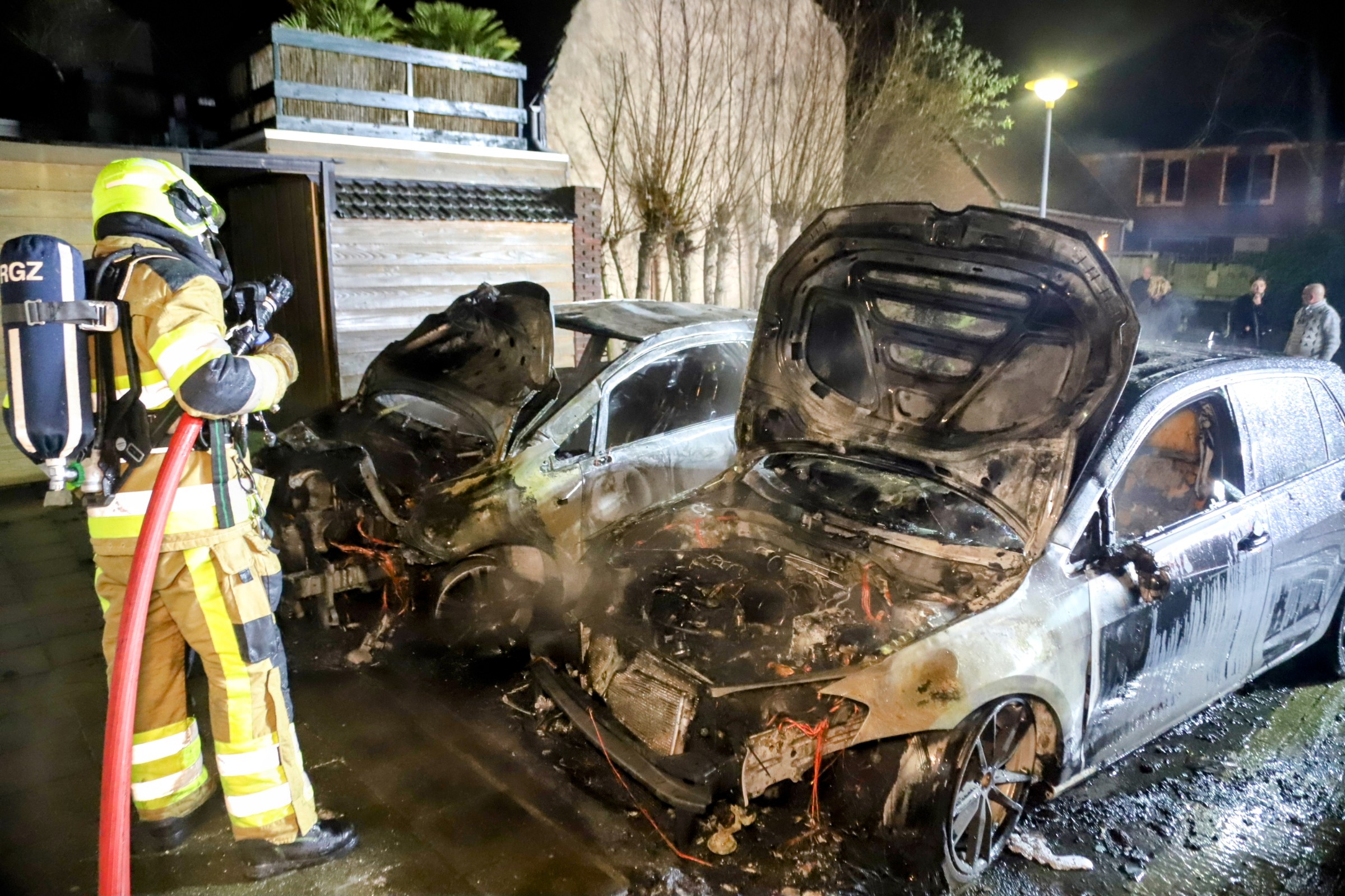 Twee auto’s uitgebrand, derde auto beschadigd