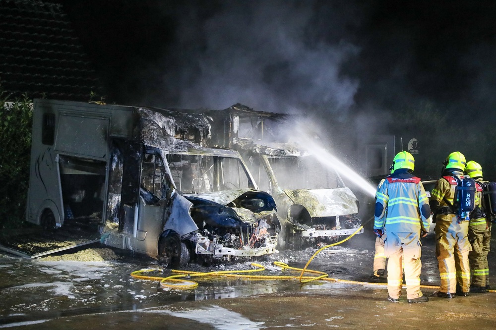 Meerdere paardenwagens uitgebrand bij manege