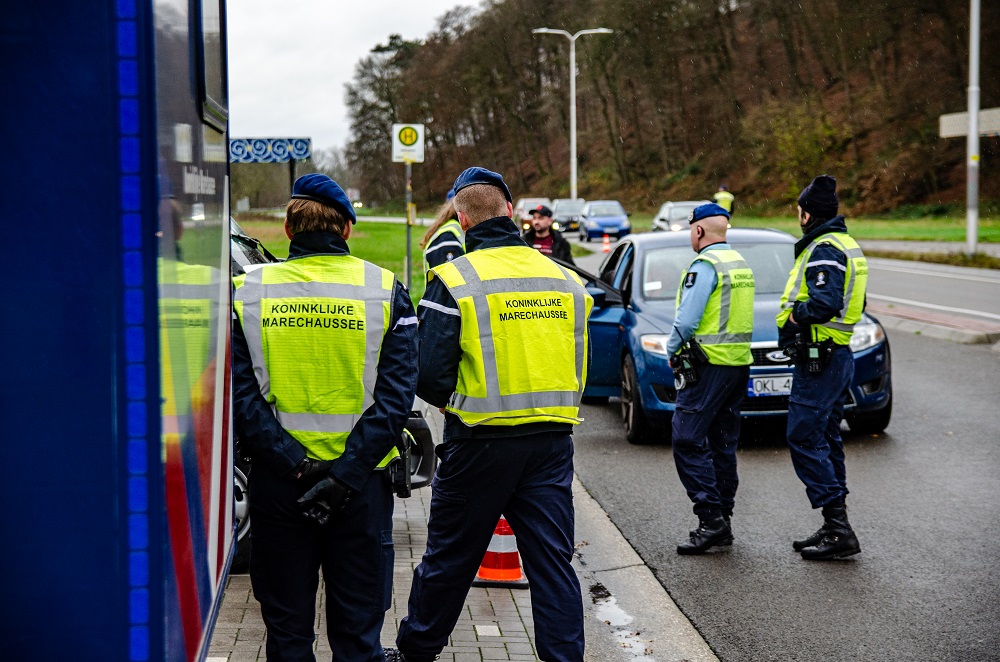 Marechaussee controleert aan Duitse grens tussen Nijmegen en Kranenburg