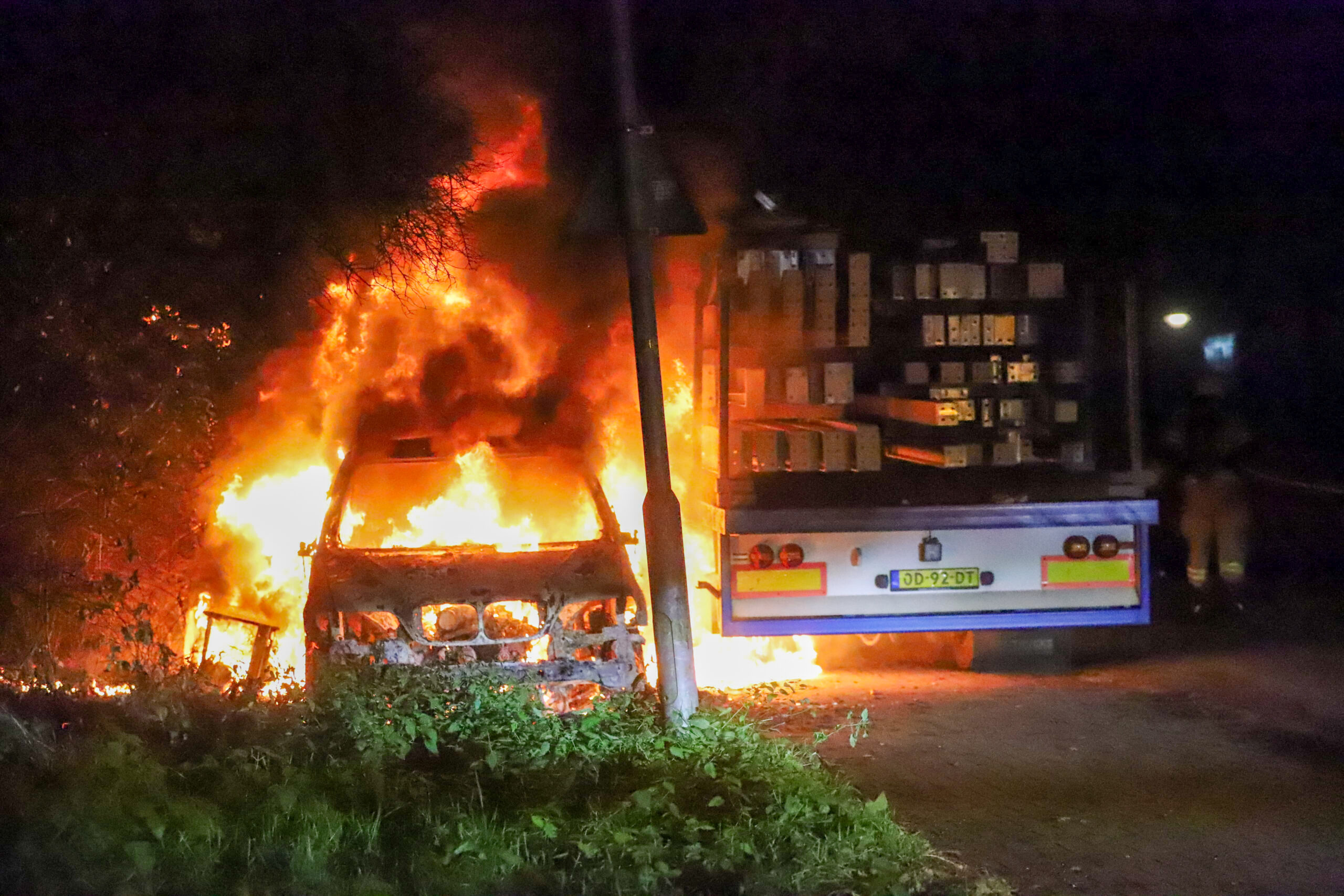 Auto volledig uitgebrand op industrieterrein