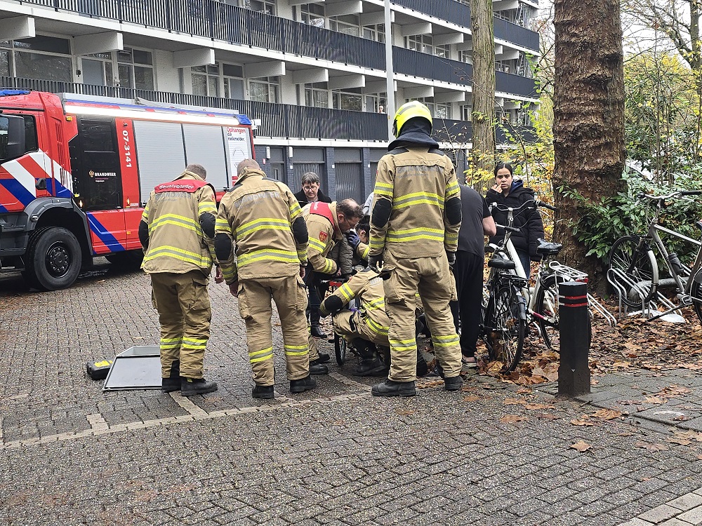 Kind bekneld tussen achterwiel van fiets