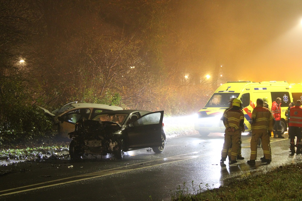 Vier gewonden bij frontale aanrijding tussen twee auto’s