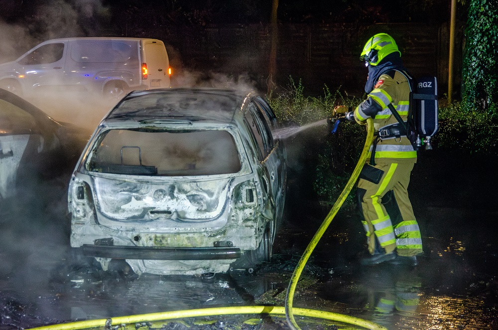 Auto’s beschadigd door brand, politie onderzoekt oorzaak