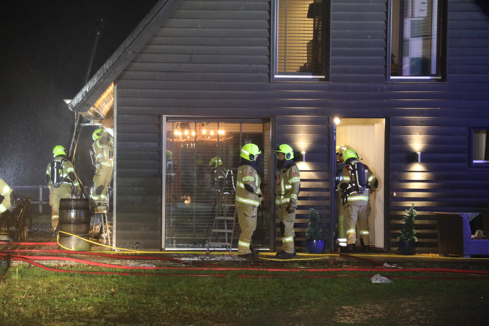 Vrijstaand huis voorlopig onbewoonbaar na brand