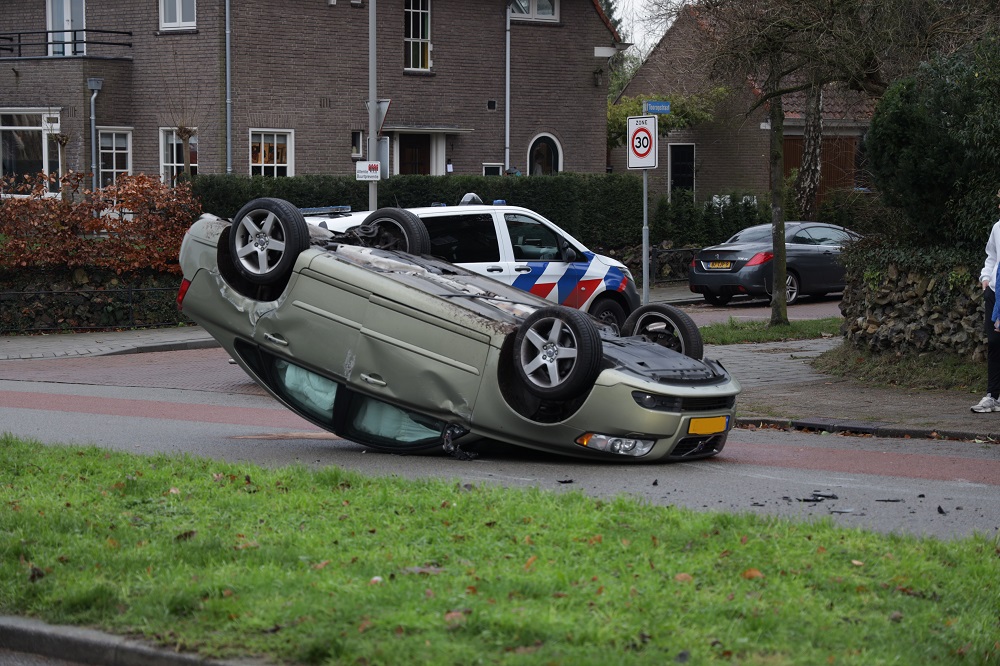 Auto op z’n kop na aanrijding in Arnhem, bestuurder gewond