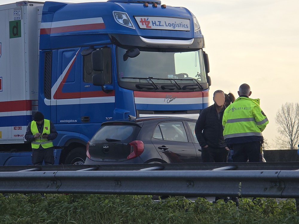 Flinke file op A12 na ongeval tussen auto en vrachtwagen