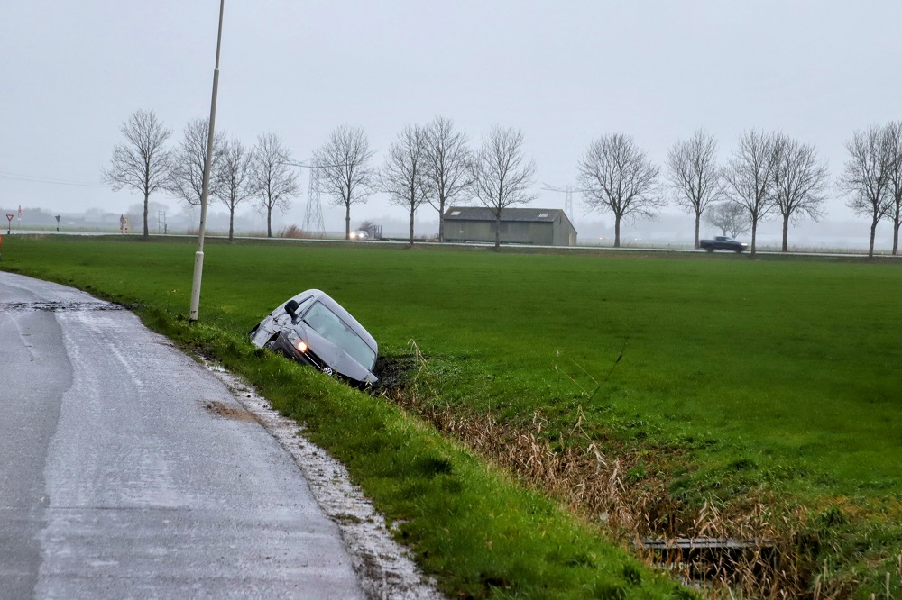 Auto raakt van de weg en belandt in sloot