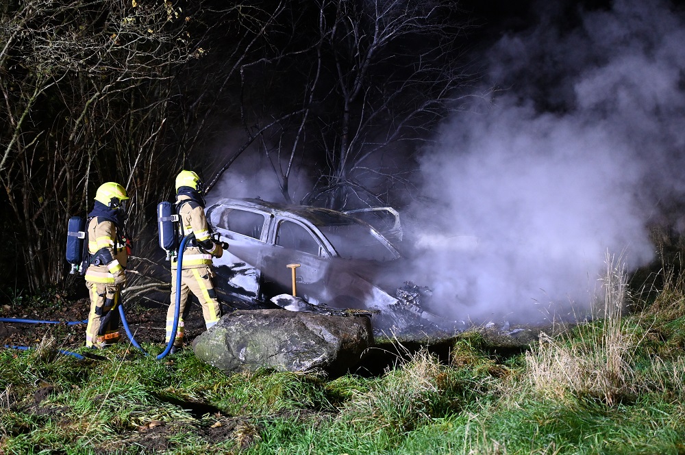 Auto vliegt in brand na ongeval, één persoon gewond