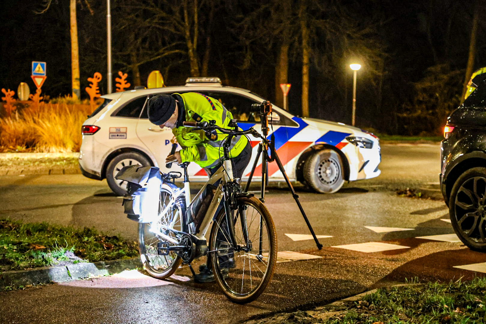 Zwaargewonde en aanhouding bij aanrijding op rotonde Arnhem