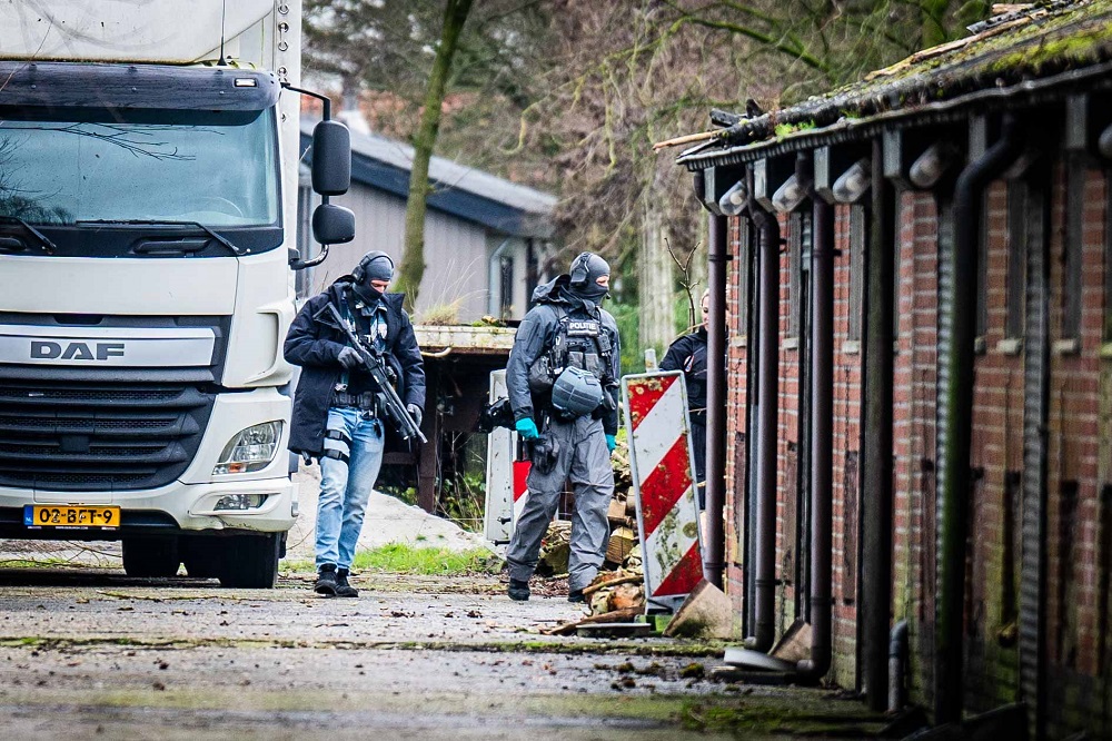 Foto-update : DSI doet inval in loods en treft vermoedelijk drugslab aan