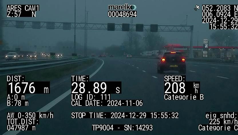 Politie zet achtervolging in nadat auto voorbij komt racen: man gepakt met 208 km/u