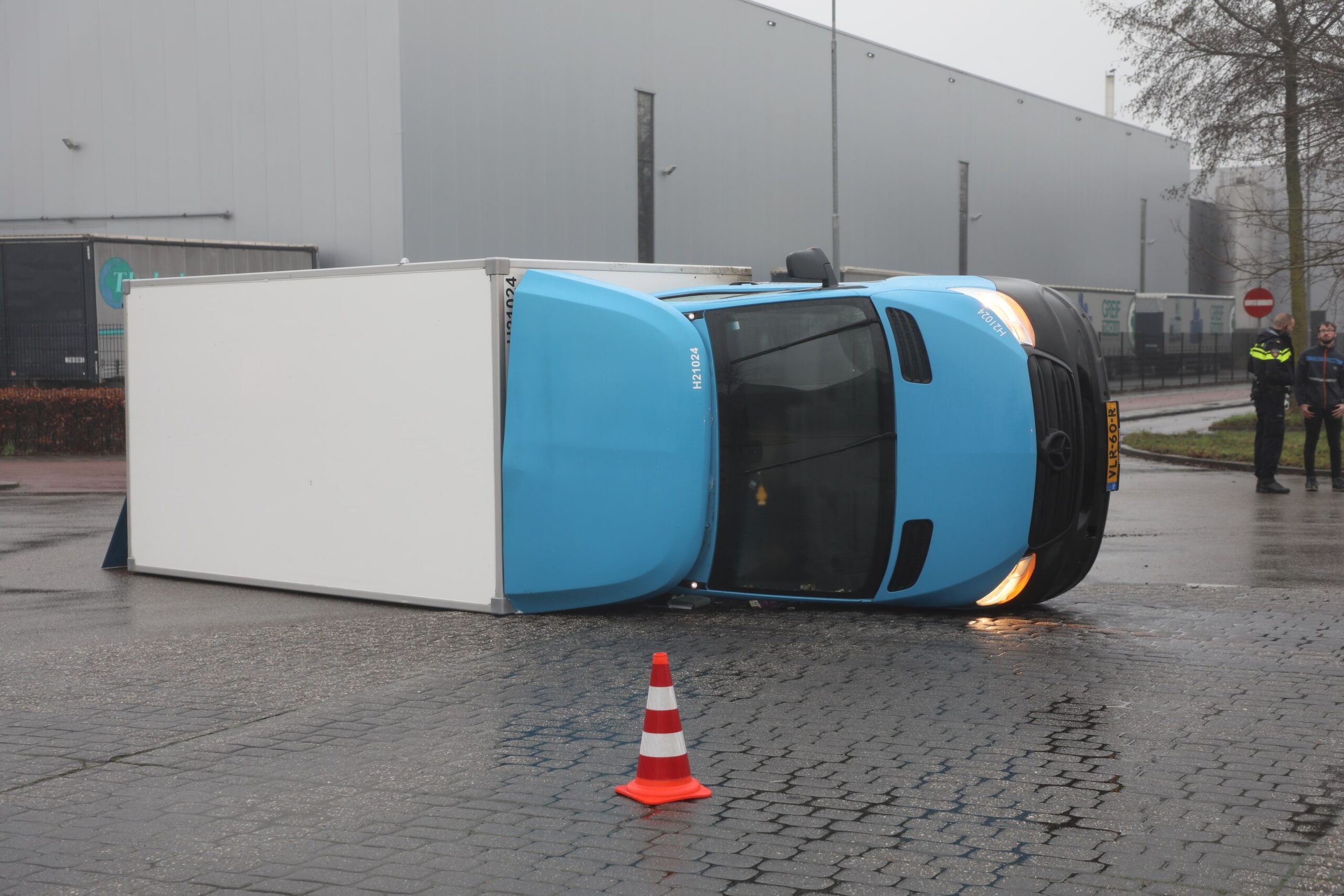 Bezorgbusje op z’n kant na aanrijding