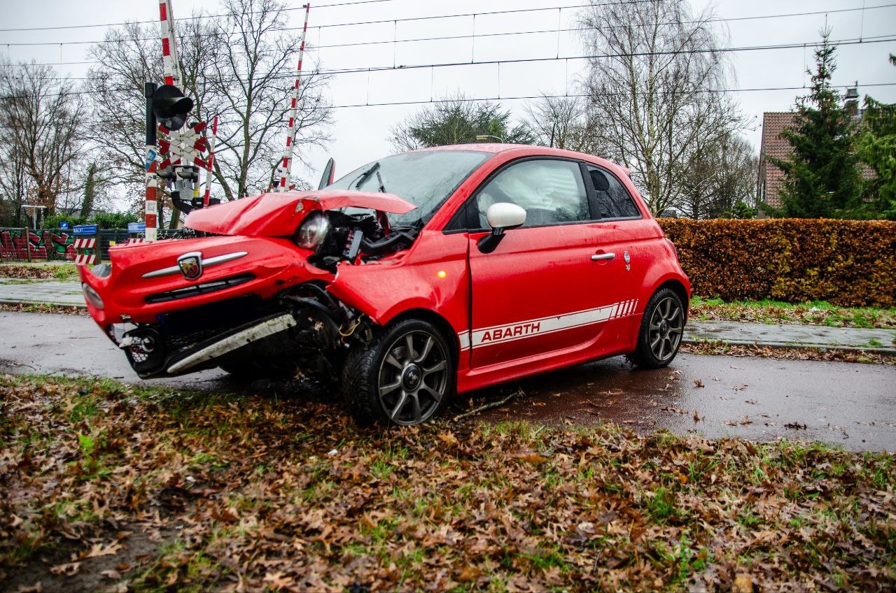 Auto raakt van de weg en botst tegen boom