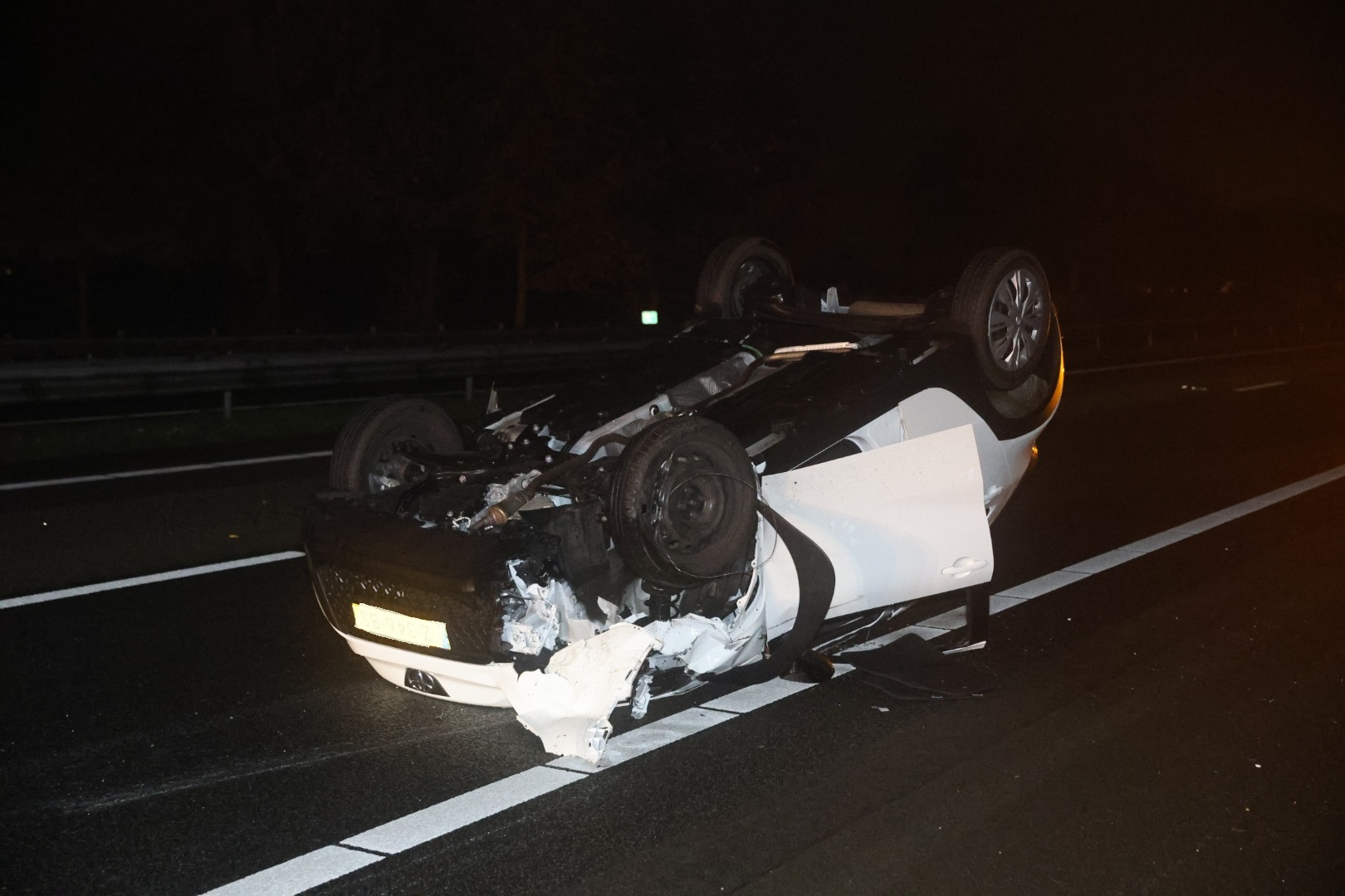 Auto vliegt over de kop na ongeval op snelweg